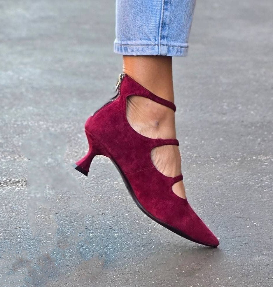 Eliza | Decollete With Straps And Low Heel